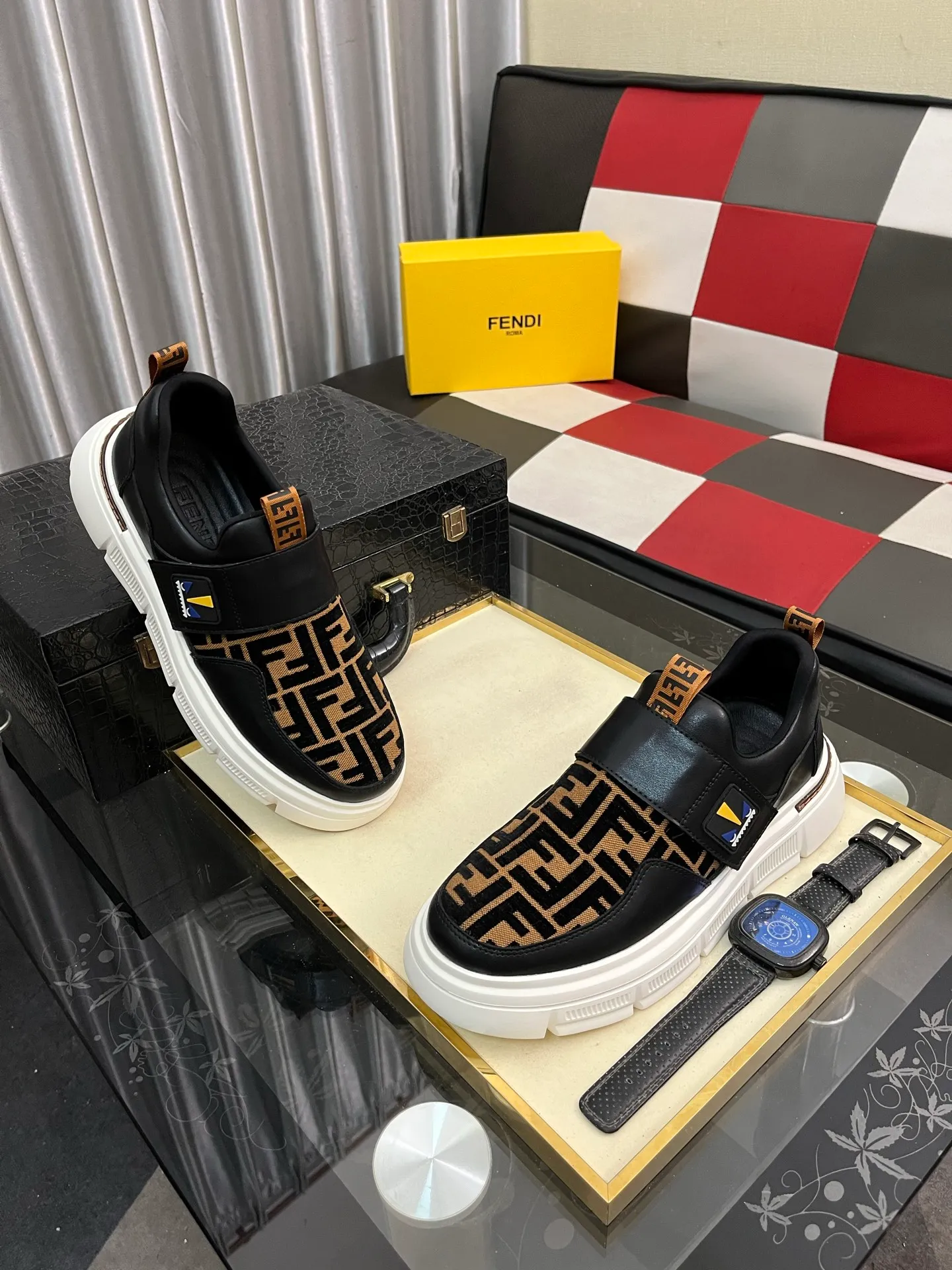 Men's Men's Shoes💰420⌚️⌚️[FENDI] Fendi's classic and comfortable men's, this complex sneaker is made of soft calfskin➕genuine leather lining➕original ultra-light rubber material with rough outsole. This unique light style is suitable for the casual and refined sensibility of this season. It is comfortable and natural on the feet. It is an everyday style for casual travel in autumn and winter! Code number: 38−443️⃣Colors available